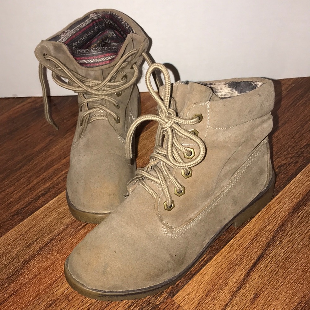 Boots - Picture 4 of 5